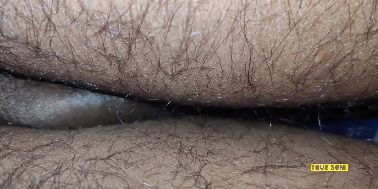 Soi hui bahu ko sasur ne pichhe se pela.