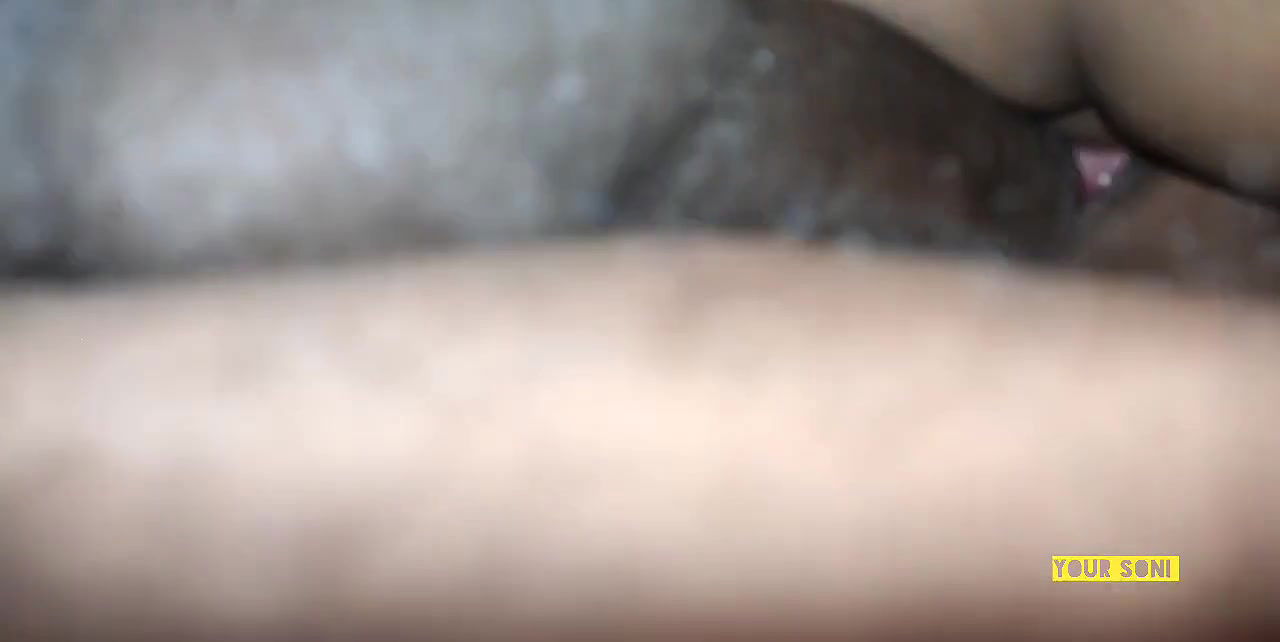 Soi hui bahu ko sasur ne pichhe se pela.