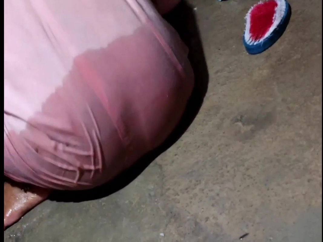 Soni bhabhi ji nude hoker bathroom me nahaee.