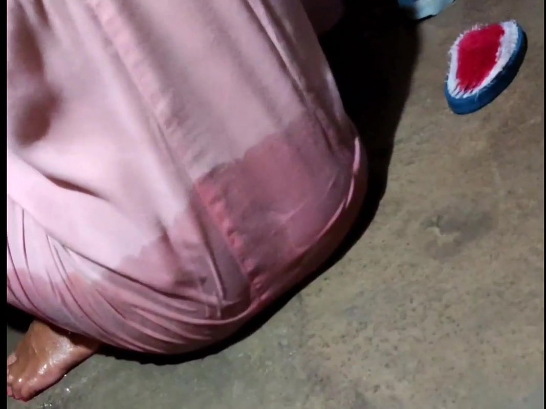 Soni bhabhi ji nude hoker bathroom me nahaee.