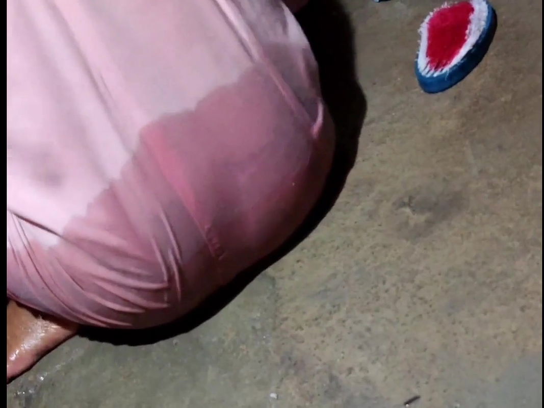 Soni bhabhi ji nude hoker bathroom me nahaee.