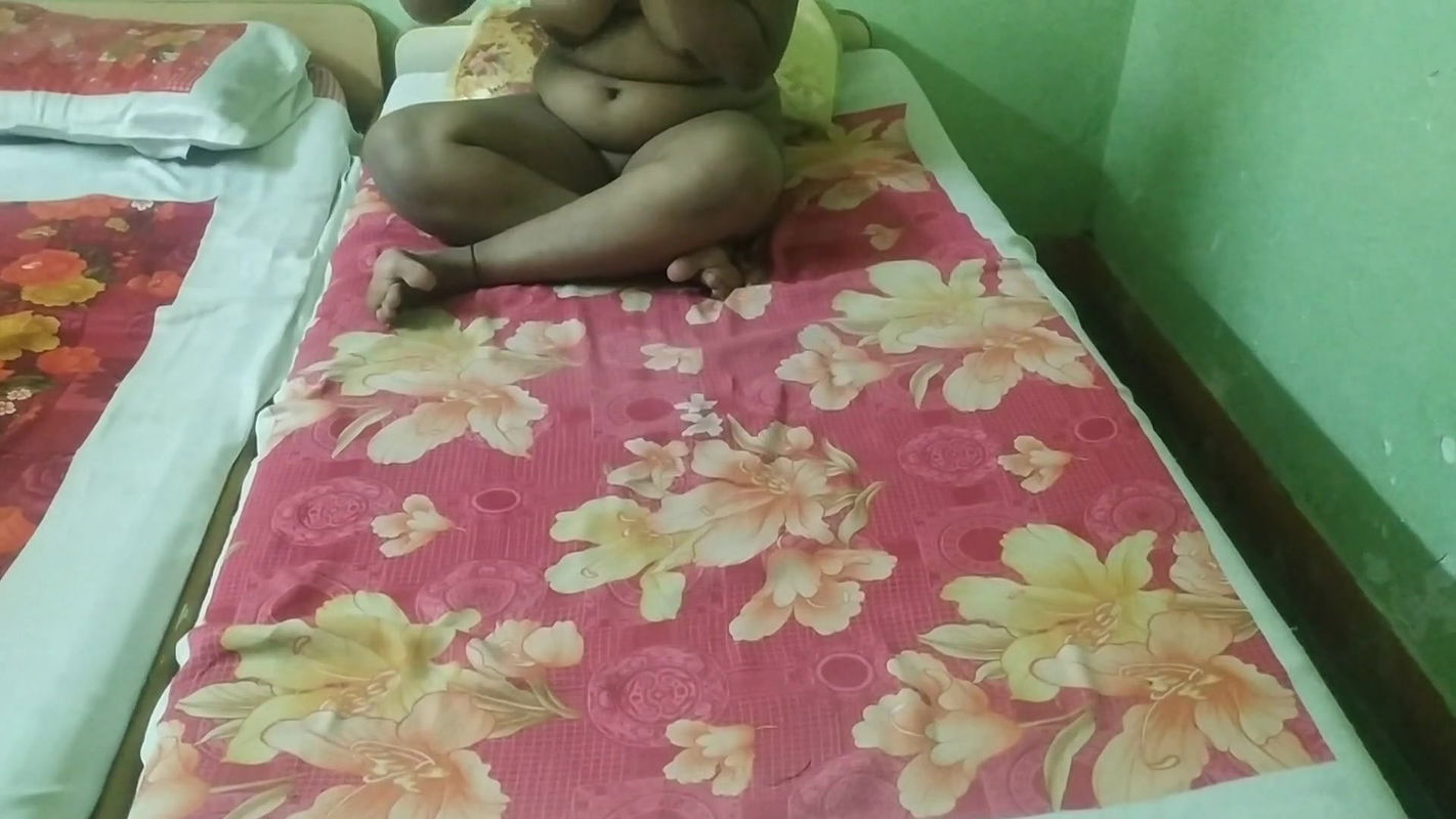 Tamil grils hand job to har boyfriend and show her boobs.