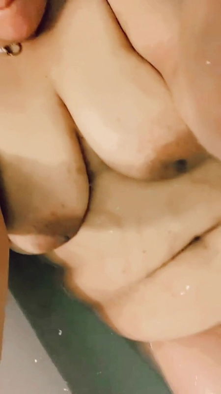 WildEnglishBbw playing with my hairy fat pussy in bath.