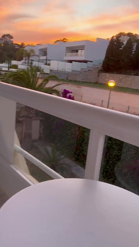 WildEnglishBBW rubbing fat pussy on my balcony.