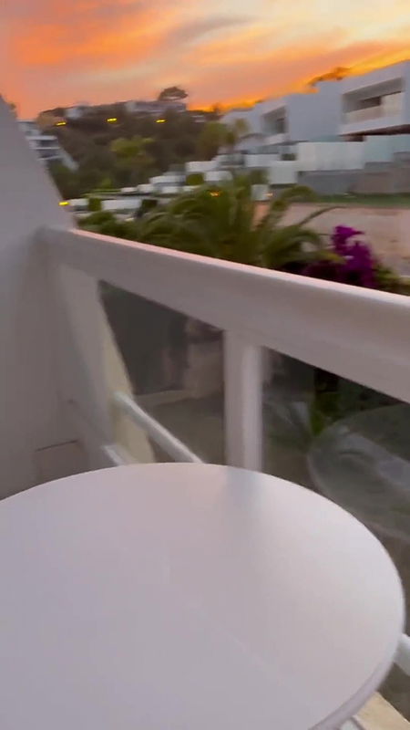 WildEnglishBBW rubbing fat pussy on my balcony.