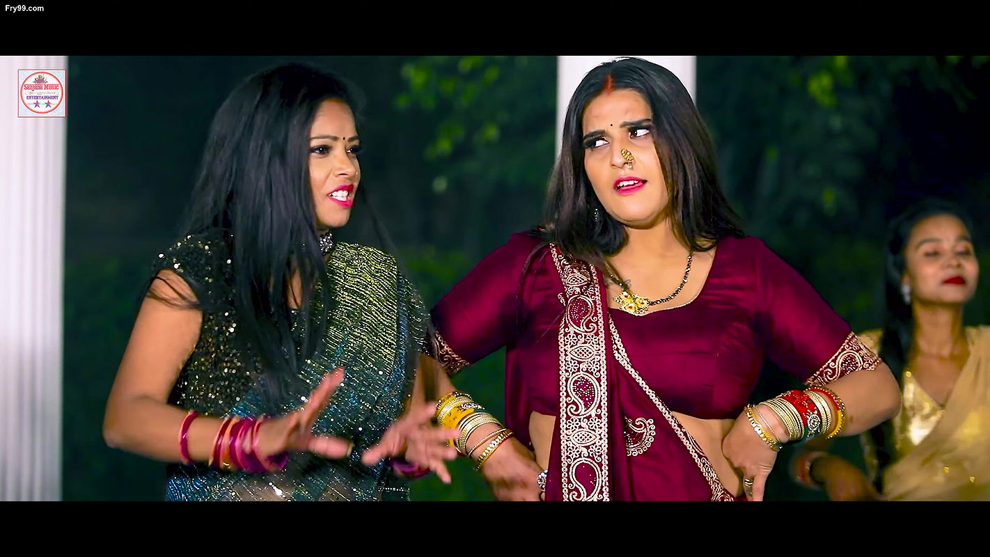 Busty Chanda Pandey navel kissed, grabbed & pressed, big boobs cleavage show