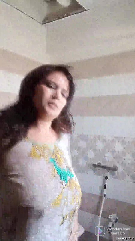 Divorced MILF Exposes for her Young Fans – Video 2