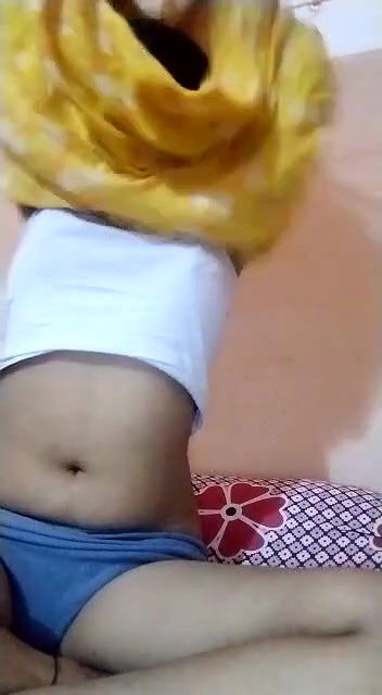 Sexy Indian Girl Strip her Cloths and Shows Boobs and Pussy