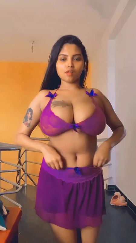 Elakkiya huge mountain boobs pop out and Jiggling