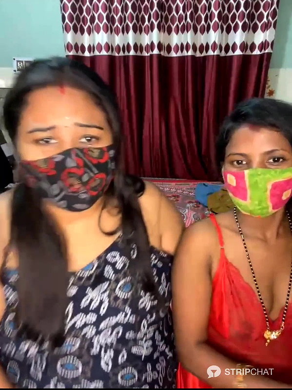 Silk_honey 27 lesbian boobs milking