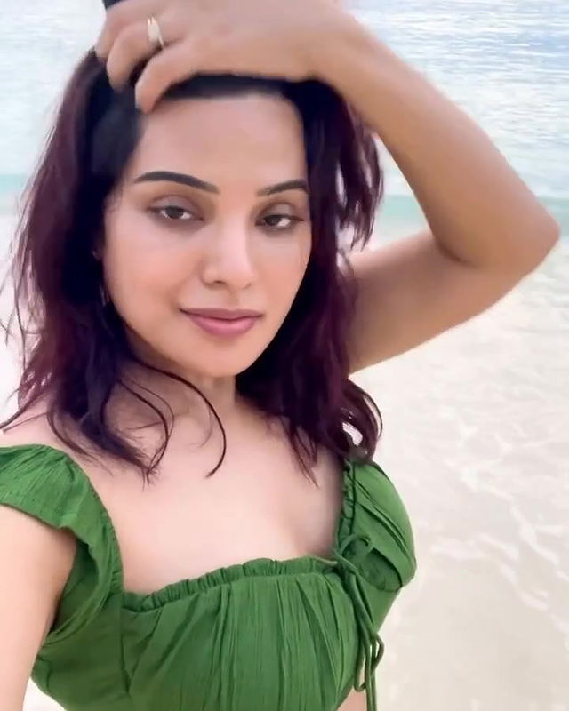 Actress Aathmika hot beach selfie milky boobs video