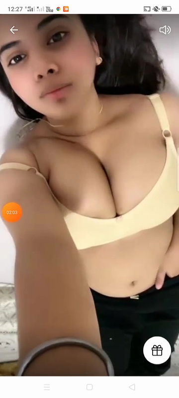 Diamond Aka Snow Beautiful Model New Exclusive Live Video Playing With Boobs On Bed