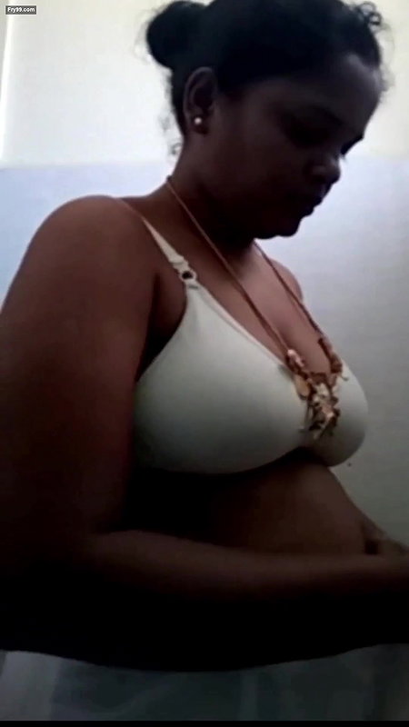 Mallu Bhabhi Bathing