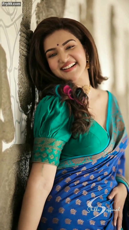 Honey rose hot boobs saree slip