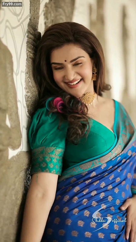 Honey rose hot boobs saree slip