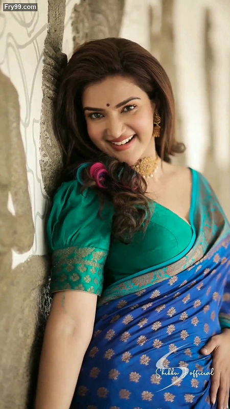 Honey rose hot boobs saree slip