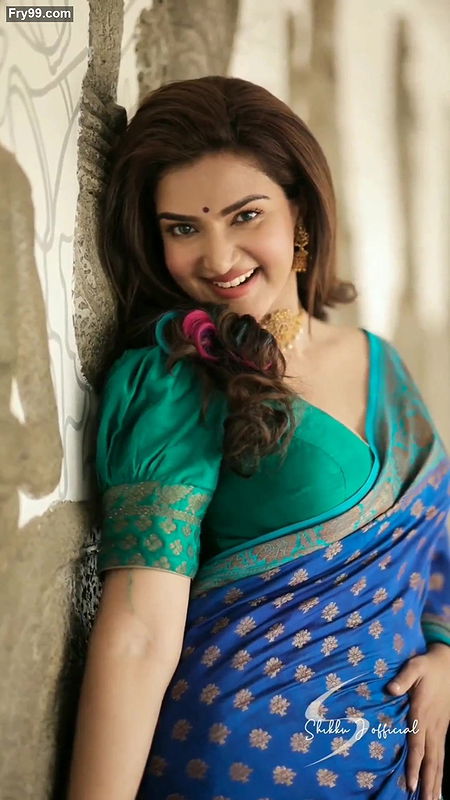 Honey rose hot boobs saree slip