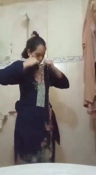 Paki girl showing boobs pussy
