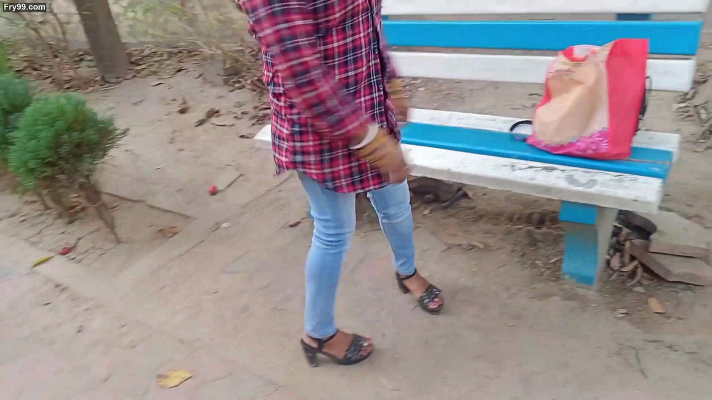 Park Me Ladki Ko Pata-kar OYO Room Par Pela