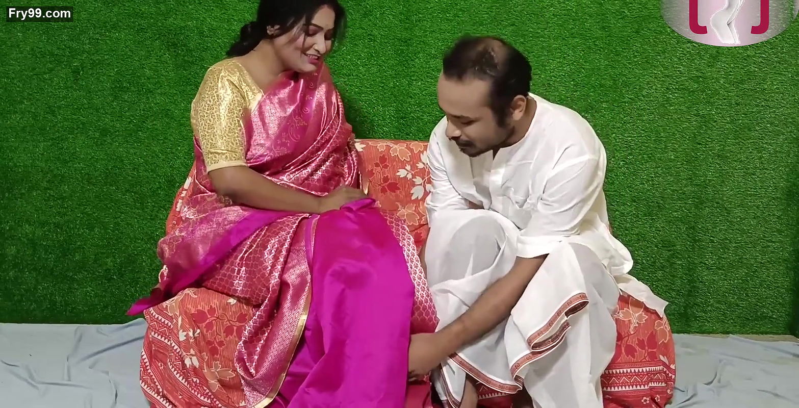 Sexy Sucharita in Saree N Ghungru