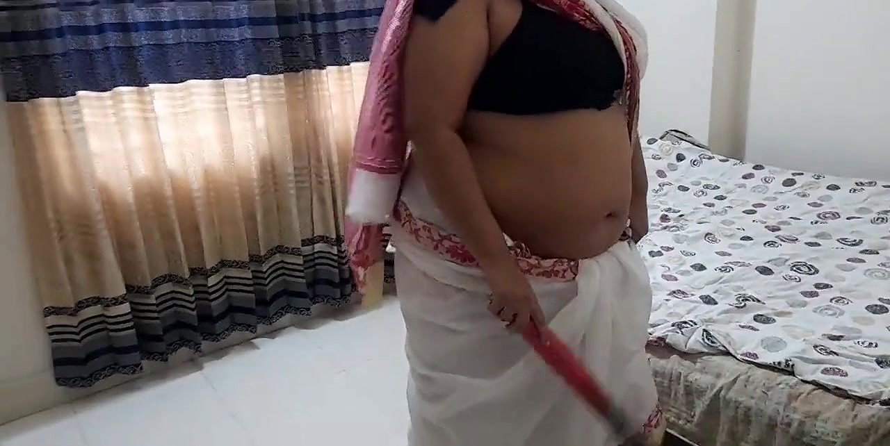 (55 year old Tamil aunty fucked hard while she is sweeping Room) Indian MILF Aunty ko Jabardast Chudai – Anal Fuck.