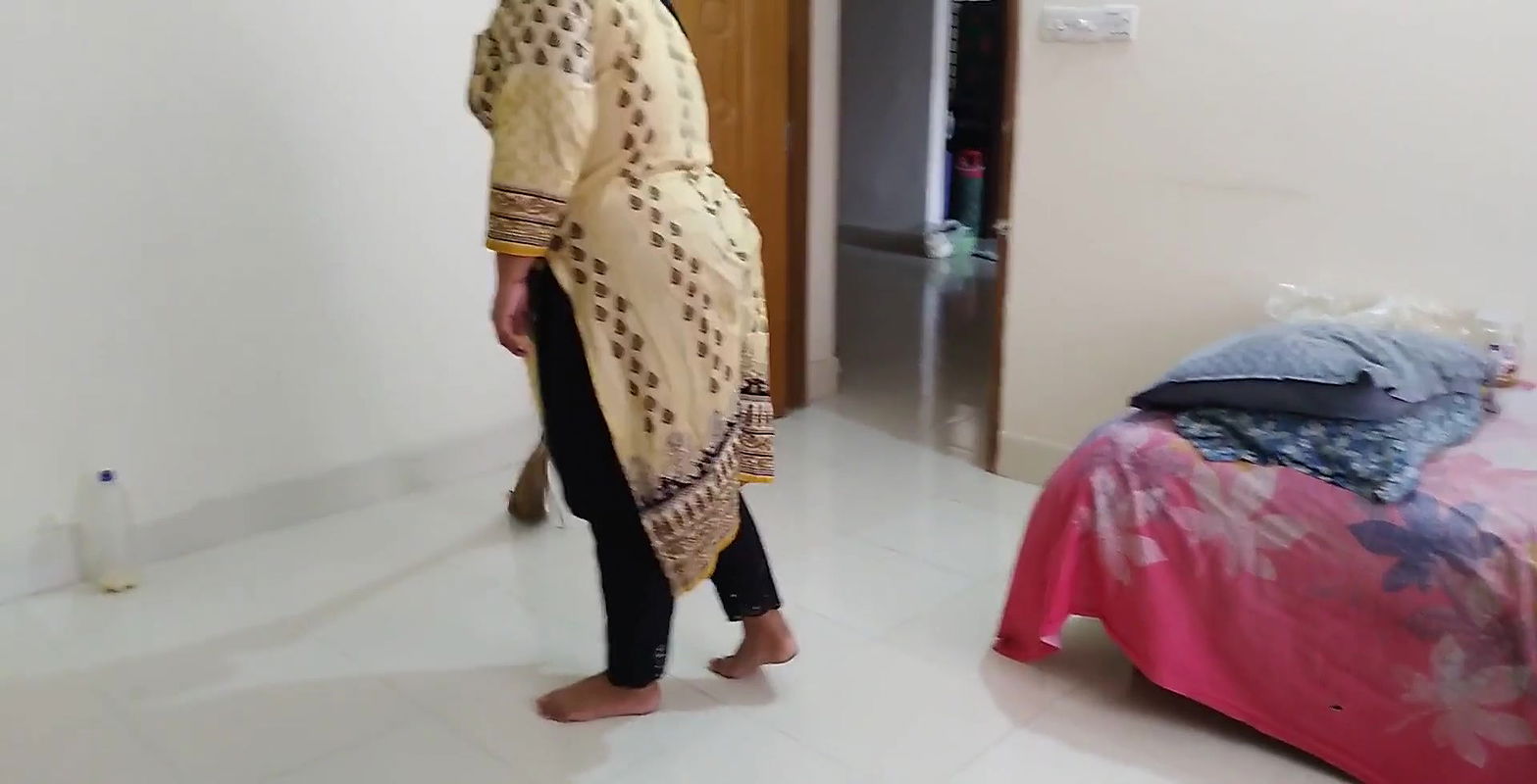 (Desi Priya Aunty ko Jabardast Choda) Tamil Dairty BBW priya Aunty Fucked By Her Devar while sweeping Room – Hindi Audio