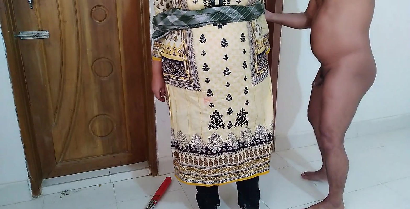 (Desi Priya Aunty ko Jabardast Choda) Tamil Dairty BBW priya Aunty Fucked By Her Devar while sweeping Room – Hindi Audio