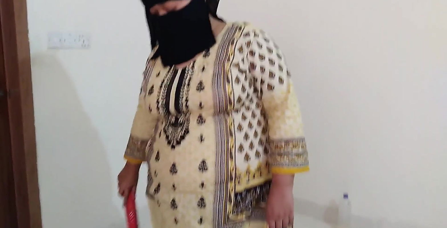 (Desi Priya Aunty ko Jabardast Choda) Tamil Dairty BBW priya Aunty Fucked By Her Devar while sweeping Room – Hindi Audio