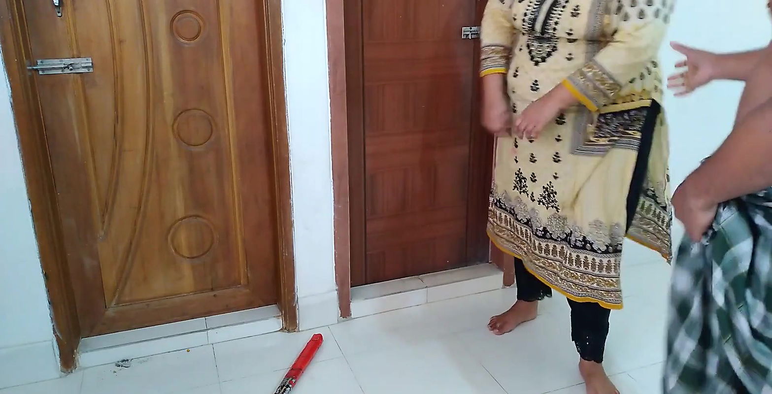 (Desi Priya Aunty ko Jabardast Choda) Tamil Dairty BBW priya Aunty Fucked By Her Devar while sweeping Room – Hindi Audio