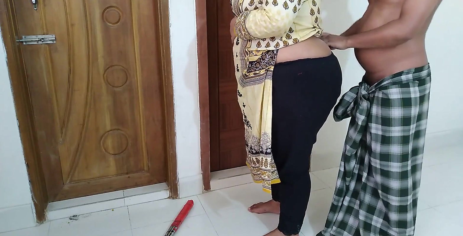 (Desi Priya Aunty ko Jabardast Choda) Tamil Dairty BBW priya Aunty Fucked By Her Devar while sweeping Room – Hindi Audio