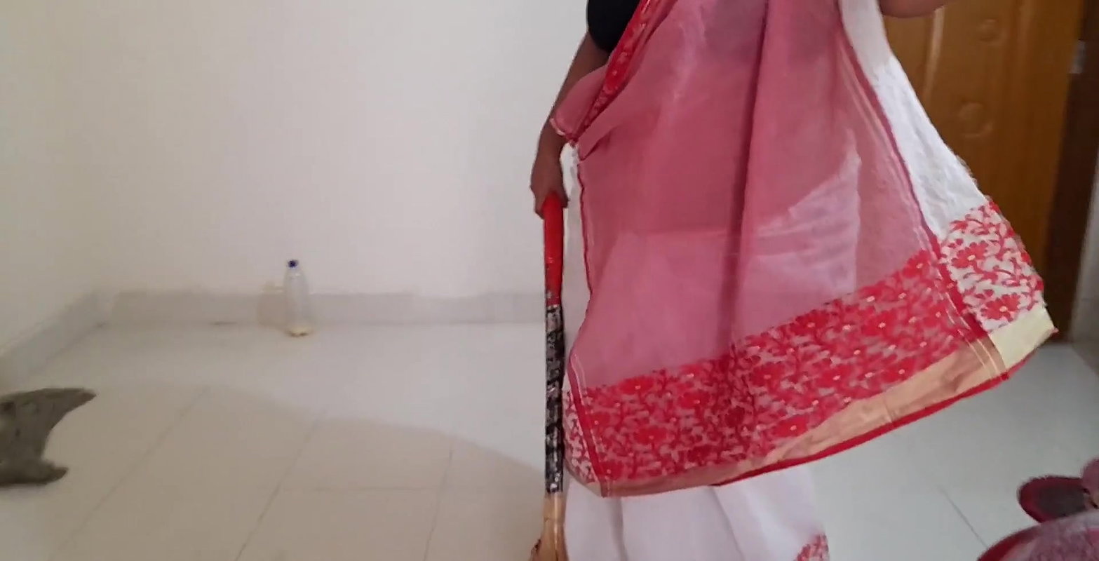 (Tamil Maid Ki Jabardast Chudai malik ke beta) Indian Maid Fucked by the owner’s son while sweeping house – Part 2