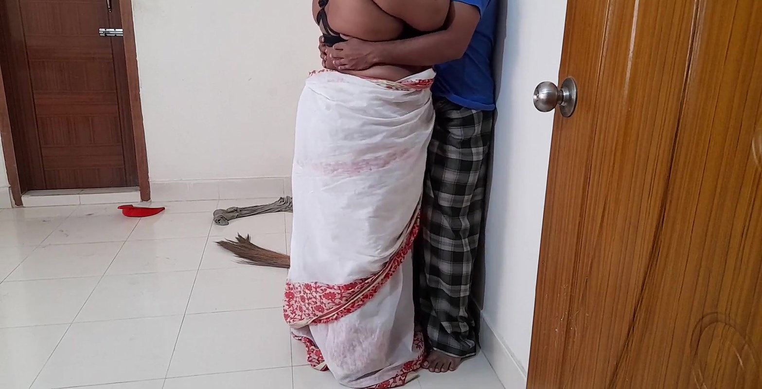 (Tamil Maid Ki Jabardast Chudai malik ke beta) Indian Maid Fucked by the owner’s son while sweeping house – Part 2