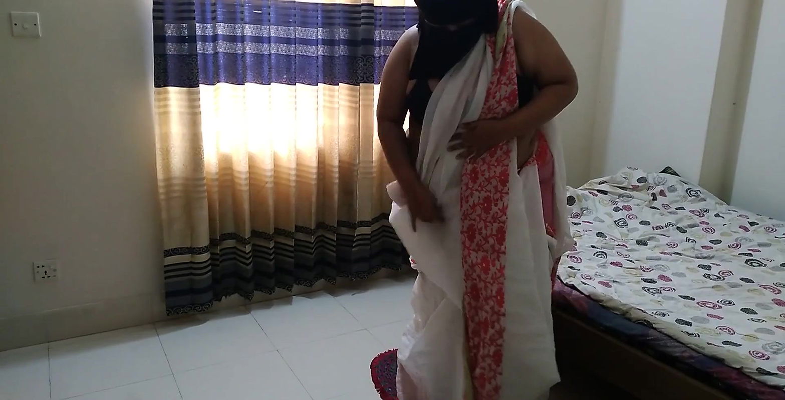 Abnormal 35 year old Indian aunty gets Fucked by work Boy (Hindi Audio)
