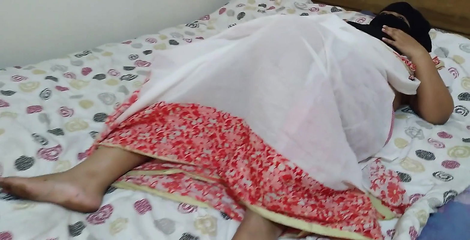 Abnormal 35 year old Indian aunty gets Fucked by work Boy (Hindi Audio)