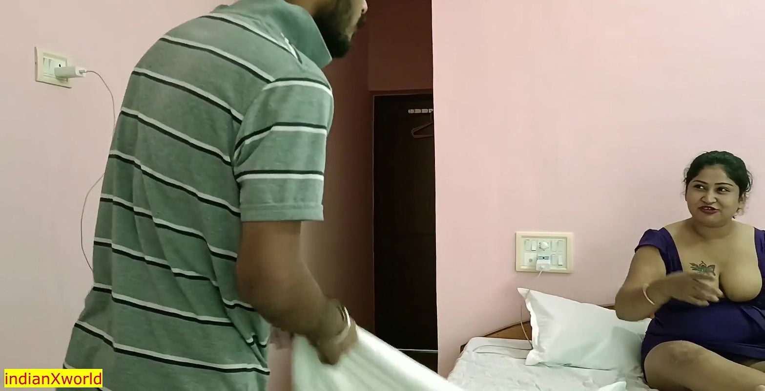 Beautiful Bhabhi Hot Sex with Innocent Hotel Boy!! Hot XXX