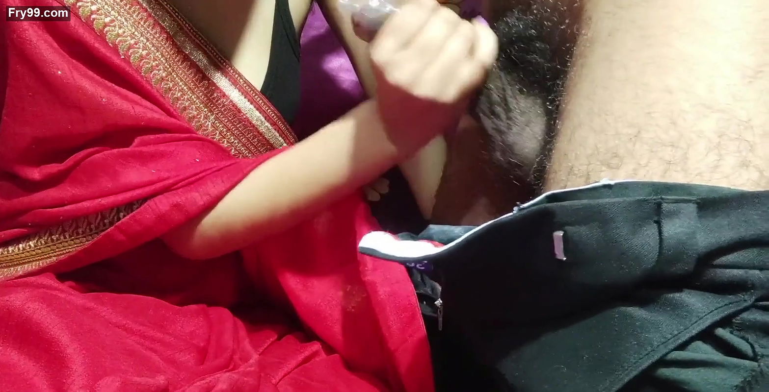 Condom bechne vale ne bhabi ko choda.