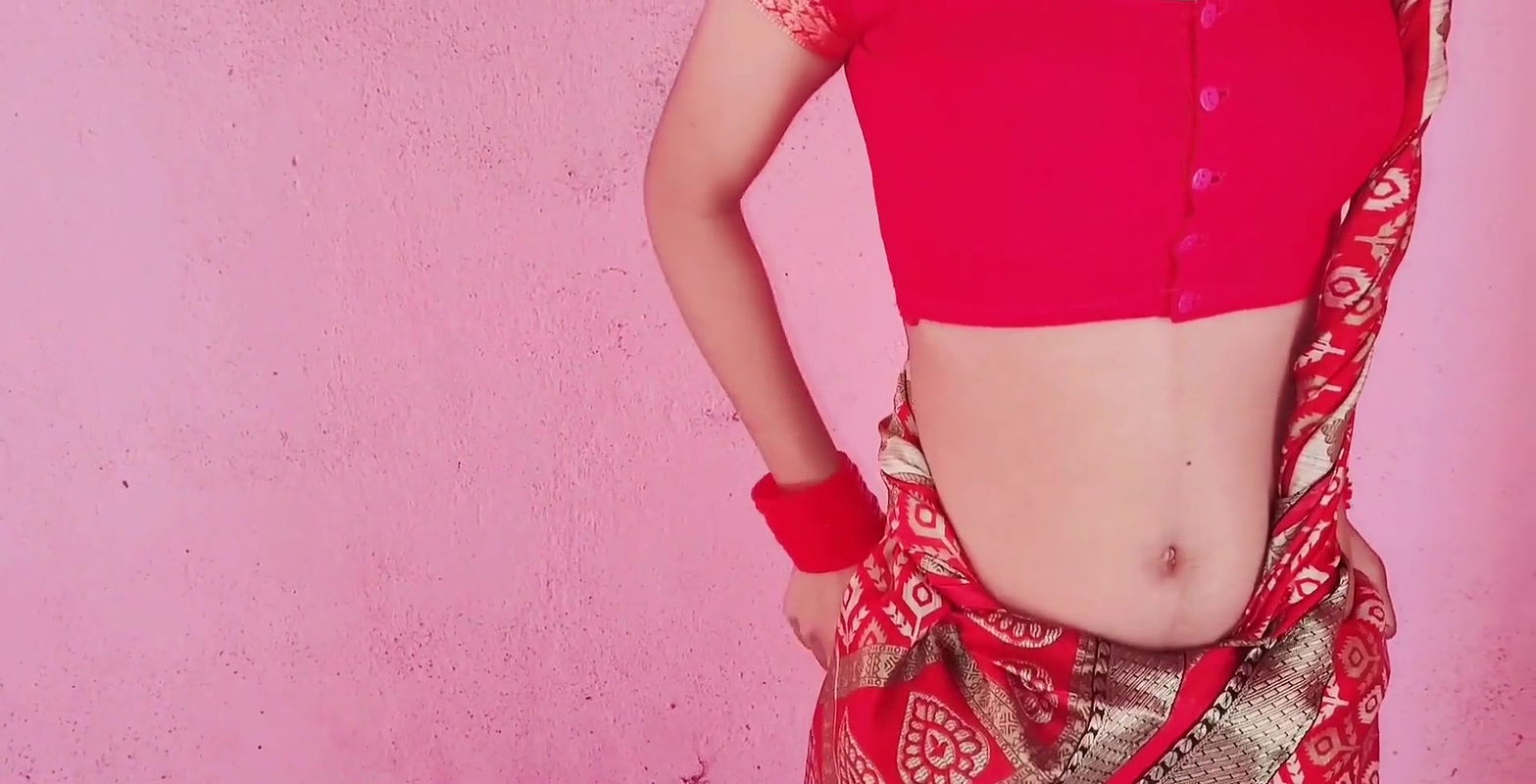 Desi bhabhi saree pahankar cycle chala rahi thi tabhi usake sasur ne dekha or chod diya