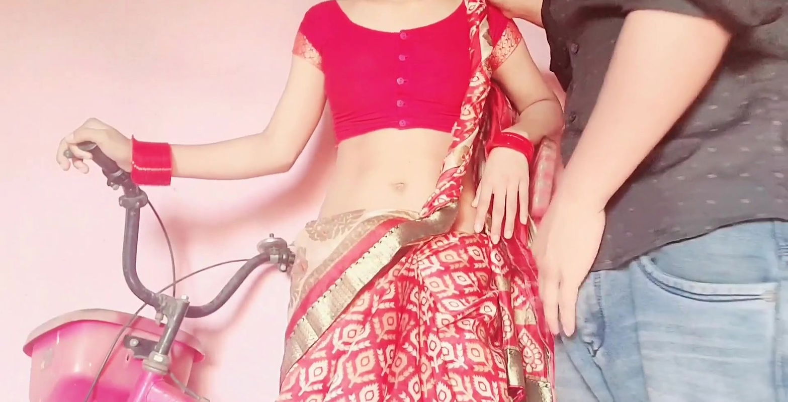 Desi bhabhi saree pahankar cycle chala rahi thi tabhi usake sasur ne dekha or chod diya