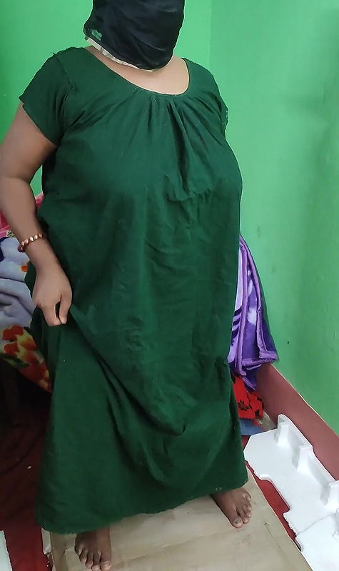 Desi bhabi Sruti peeing herself on the floor