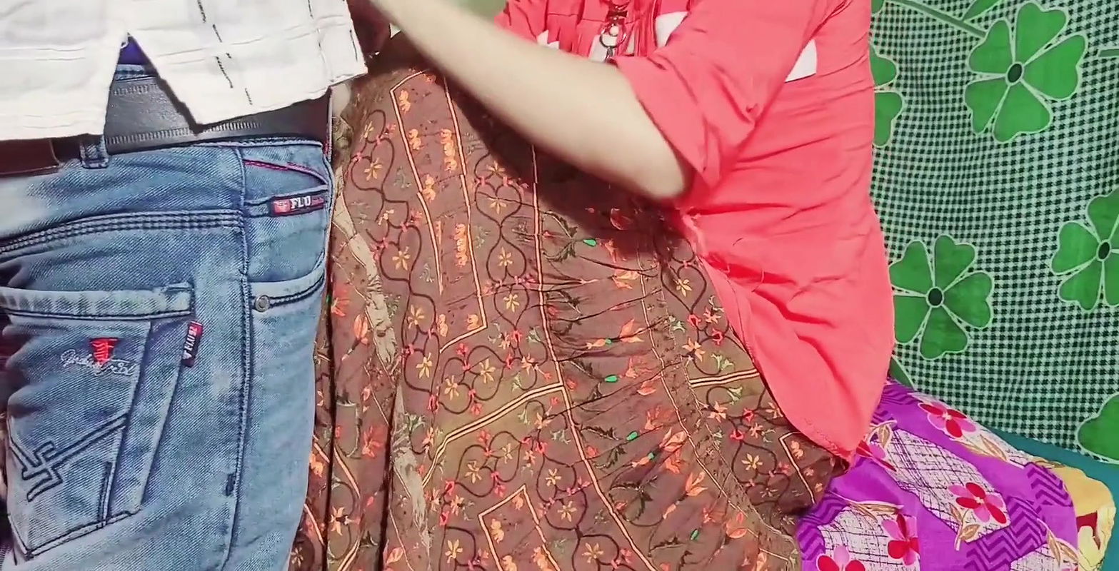 Desi gawar ladaki ko kuch pata nahi rahata hai tabhi uske gav ke ladake ne chod diya