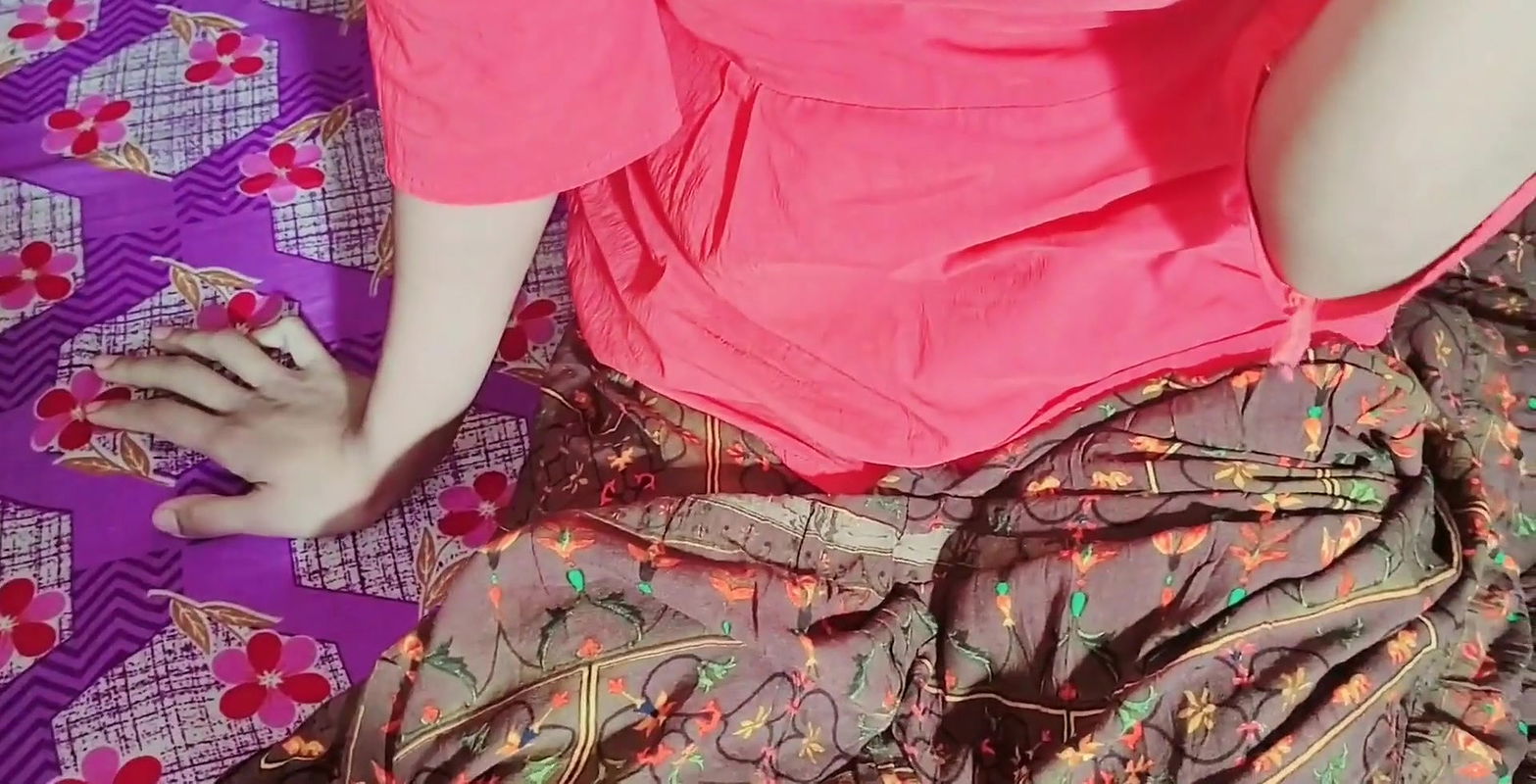 Desi gawar ladaki ko kuch pata nahi rahata hai tabhi uske gav ke ladake ne chod diya