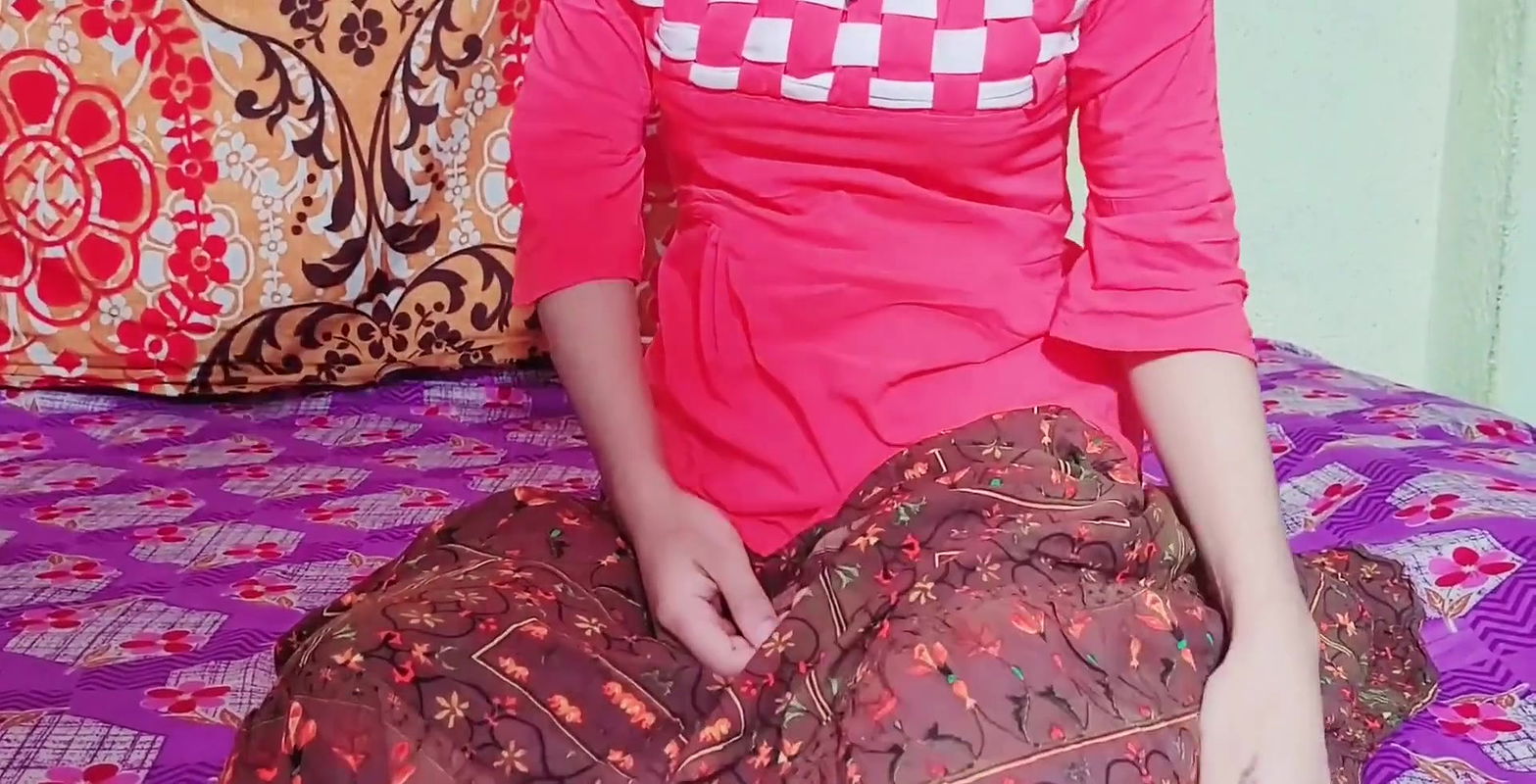 Desi gawar ladaki ko kuch pata nahi rahata hai tabhi uske gav ke ladake ne chod diya