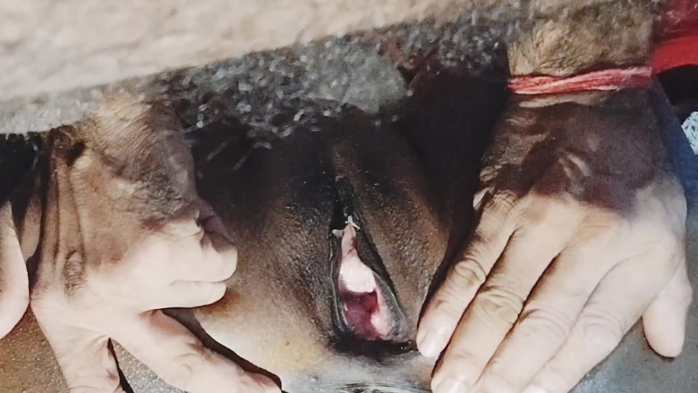 Desi mosi ki choot ma mall gira diya