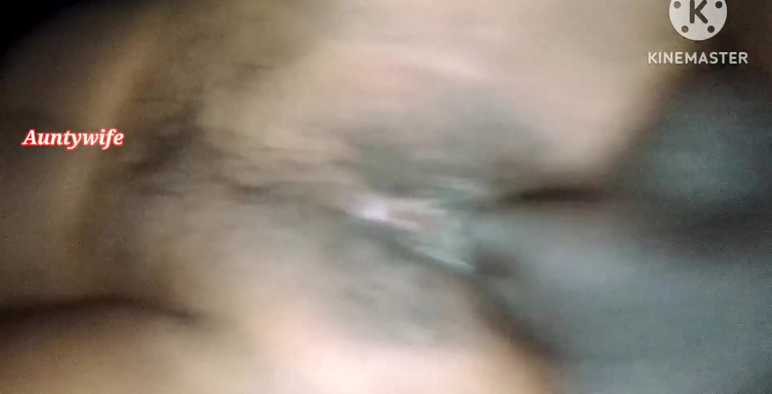 Desi old aunty ko Happy New year ka raat mein bistar ke andar chudai Kiya