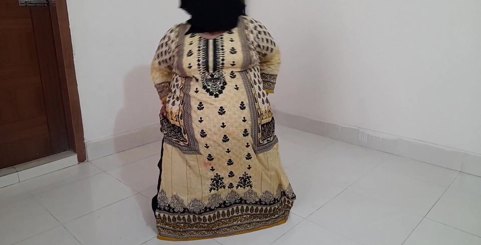 a  Desi Priya Aunty ko Jabardasti chudai mast jab vah vyayam kar raha tha – Huge ass fuck & cum inside