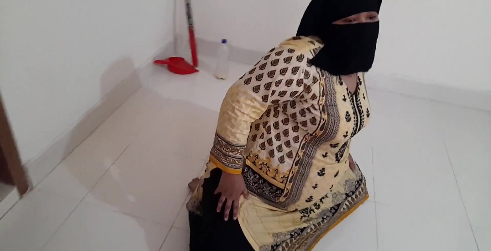 a  Desi Priya Aunty ko Jabardasti chudai mast jab vah vyayam kar raha tha – Huge ass fuck & cum inside