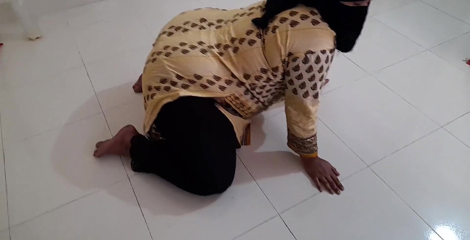 a  Desi Priya Aunty ko Jabardasti chudai mast jab vah vyayam kar raha tha – Huge ass fuck & cum inside