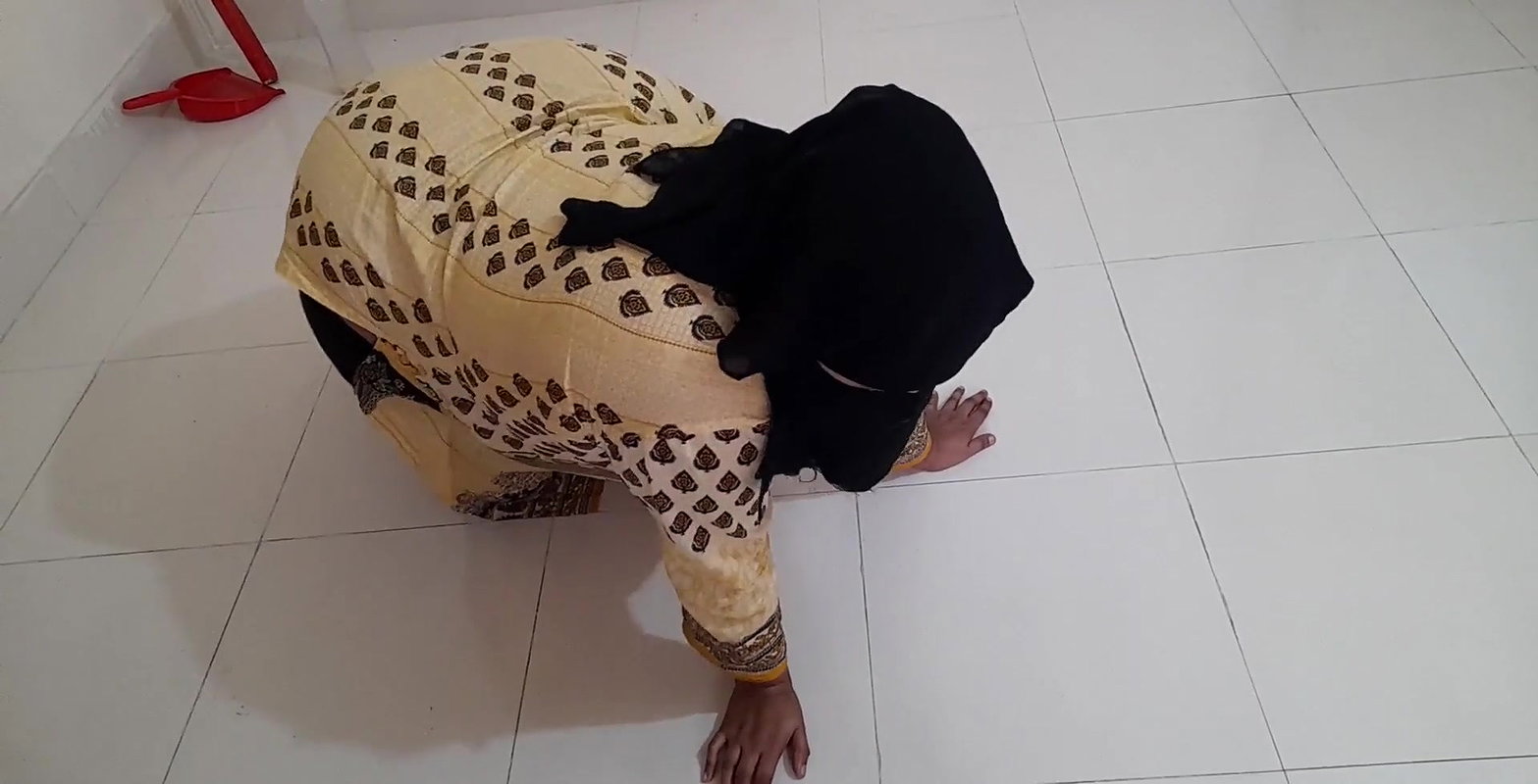 a  Desi Priya Aunty ko Jabardasti chudai mast jab vah vyayam kar raha tha – Huge ass fuck & cum inside