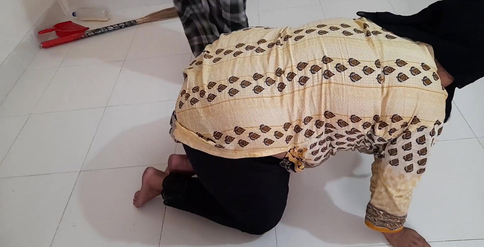 a  Desi Priya Aunty ko Jabardasti chudai mast jab vah vyayam kar raha tha – Huge ass fuck & cum inside