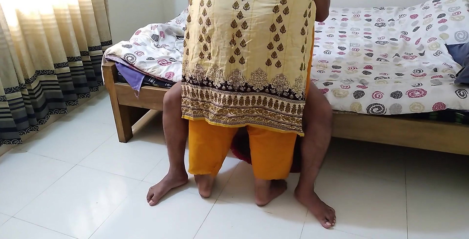 Desi Sexy MILF Mom Apne Bete ke Sath Kiya Kand – StepMom Riding StepSon Cock (Indian Family Therapy).